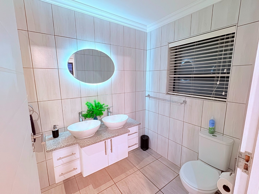 5 Bedroom Property for Sale in Reebok Western Cape